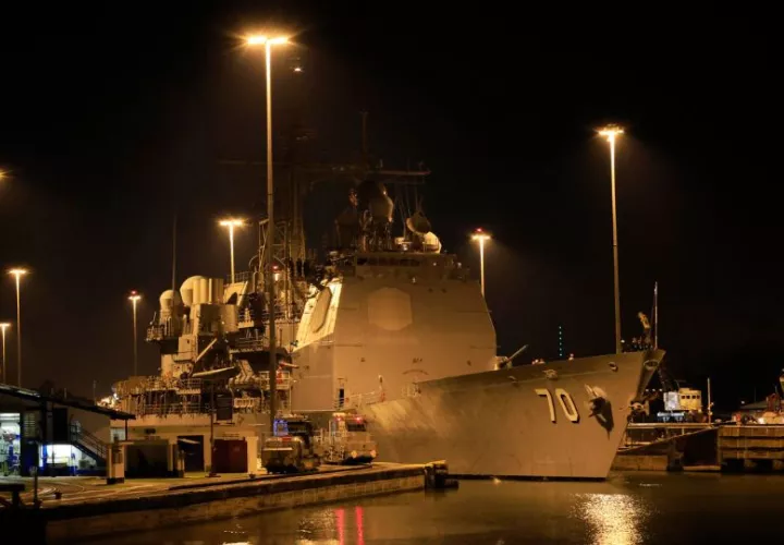 El buque USS Lake Erie (CG-70) en su tránsito por las esclusas de Pedro Miguel en el Canal de Panamá. Foto: EFE