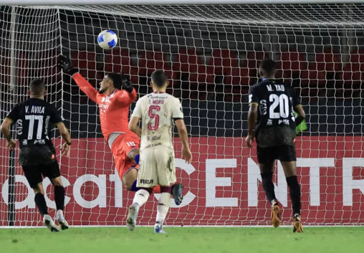 El portero Esteban Alvarado, de Saprissa, recibe un gol de tiro libre del CAI. Foto: EFE
