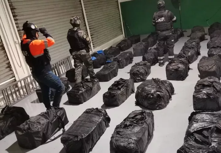 La droga estaba oculta dentro de 35 maletas de color negro ocultas dentro del contenedor. Foto. Cortesía. PGN