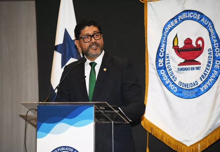 Carvajal en su discurso de toma de posesión del Colegio de Contadores Públicos. Foto: Cortesía