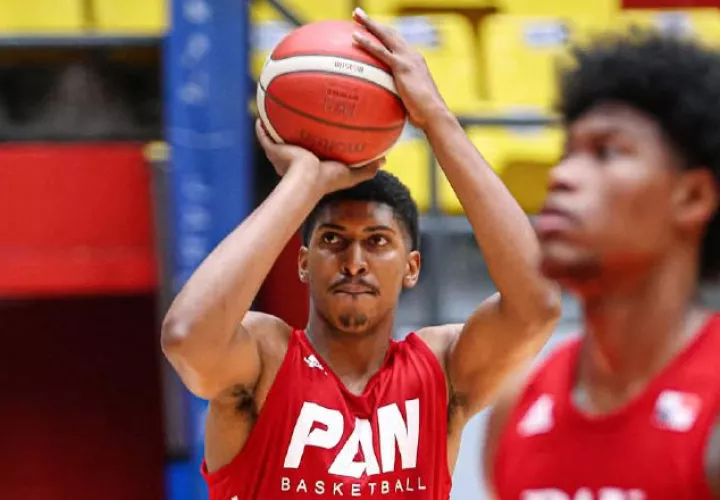 Eric Romero con el balón, tira a la canasta. Foto: Fepaba