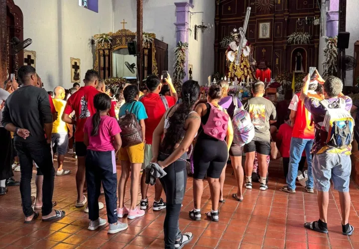 Cada 21 de octubre, entre 80 mil y 100 mil personas llegan a Portobelo para venerar la imagen del Cristo Negro. Foto. Diómedes Sánchez