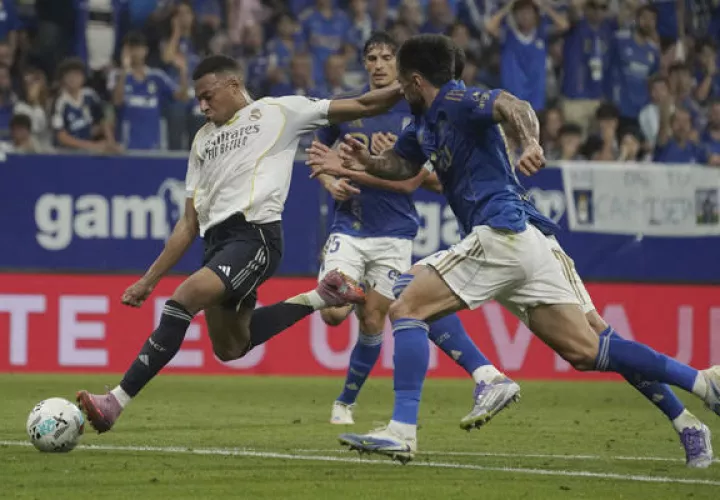  El delantero francés del Real Madrid Kylian Mbappé remata  a la portería del Oviedo. Foto:EFE
