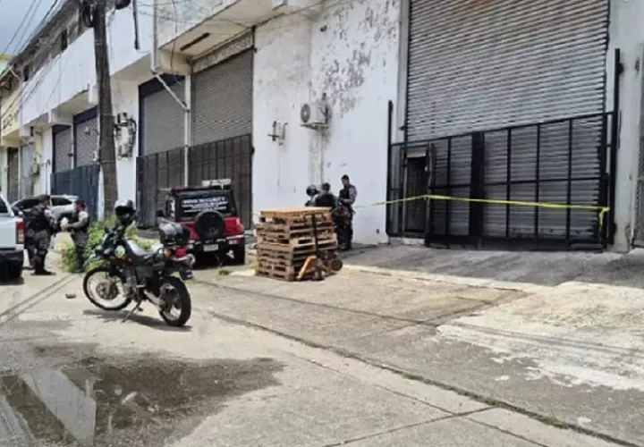 Se conoció que esta empresa se dedica a la venta de licores y otros productos y no tiene una identificación en su parte frontal.