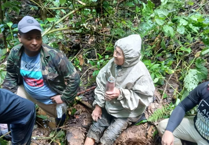 Se conoció que se realizaron recorridos por tierra, con el apoyo de guías locales para cubrir zonas de difícil acceso en Limón Rural.  Foto. Sinaproc