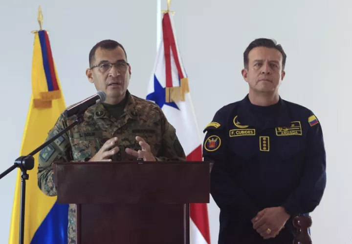 Larry Solís, director general de Senafront junto a Francisco Cubides (d) comandante de las Fuerzas Militares de Colombia. EFE