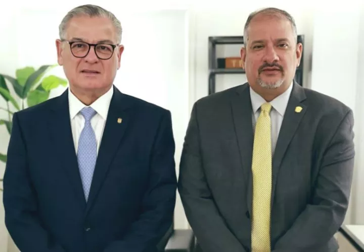 El contralor general Anel Flores, junto al presidente de la Asamblea, Jorge Herrera. Foto: Cortesía