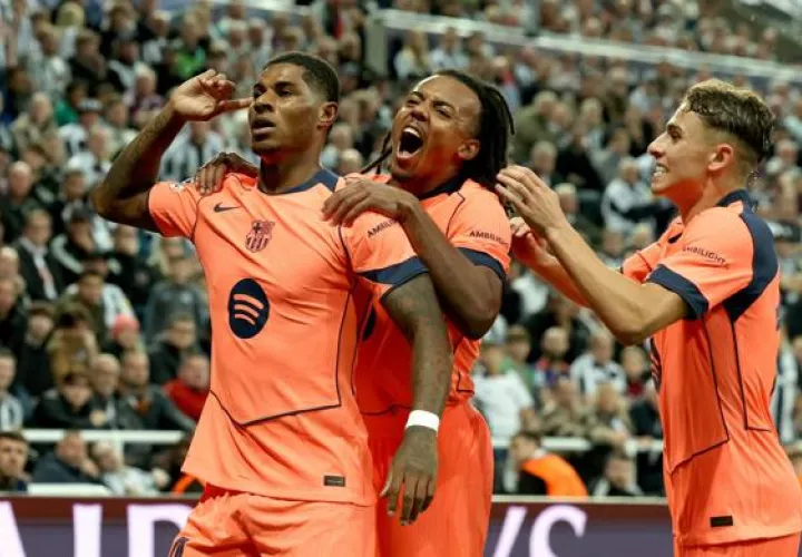  Marcus Rashford (izq.) festeja uno de sus goles contra Newscatle. Foto: EFE