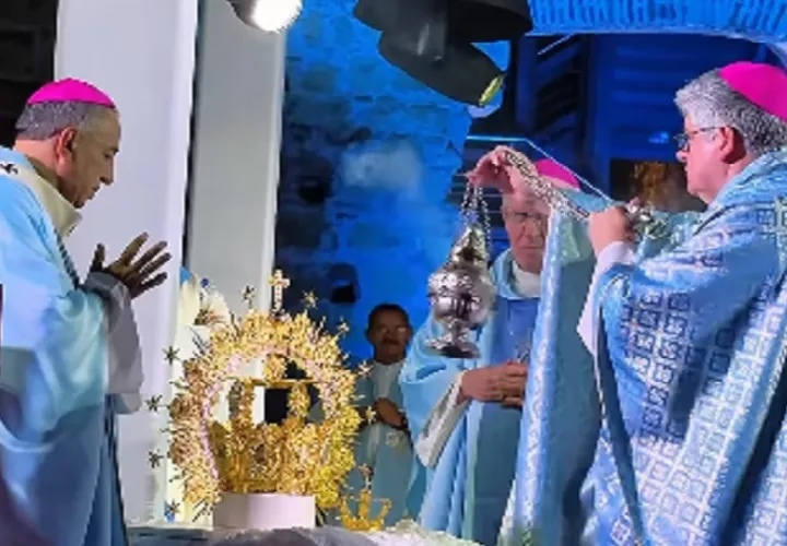 La ceremonia contó con la presencia del nuncio apostólico, monseñor Dagoberto Campos, quien presidió la misa junto a cinco obispos y decenas de sacerdotes.