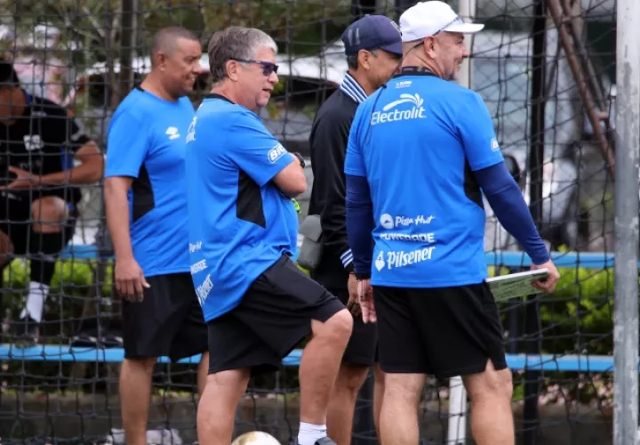 El cuerpo técnico que lidera Hernán 'El Bolillo' Gómez observa los entrenamientos. Foto: EF
