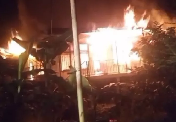 El incendio comenzó a las 8 de la noche y causó daños en la parte alta de la vivienda. Foto. Cortesía