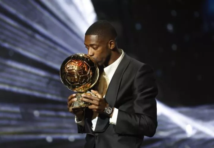El francés Ousmane Dembélé besa el trofeo Balón de Oro. Foto: EFE