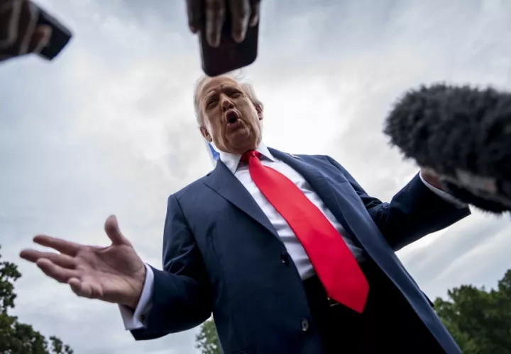 Donald Trump, habla con la prensa en la Casa Blanca, en Washington. EFE