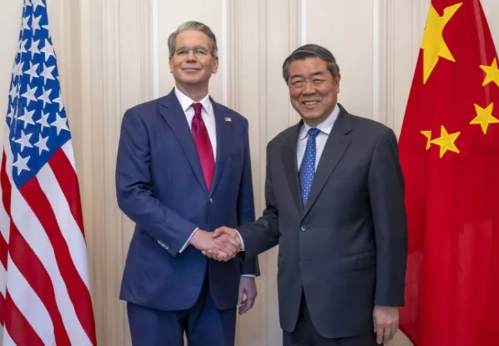 El secretario del Tesoro de EE.UU., Scott Bessent (i) y el vice primer ministro de China, He Lifeng. Foto: EFE
