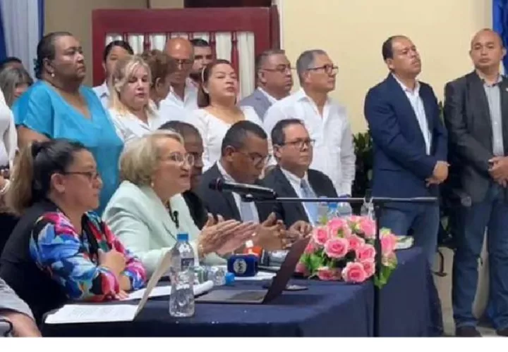Cuerpo docente de la Unachi junto a la rectora Etelvina de Bonagas. Foto: Cortesía