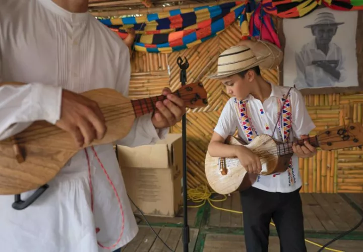 Un niño toca una mejorana durante el Festival Nacional de la Mejorana. Foto: EFE