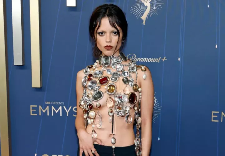 Jenna Ortega en la alfombra roja. Foto: Instagram / @voguelatam
