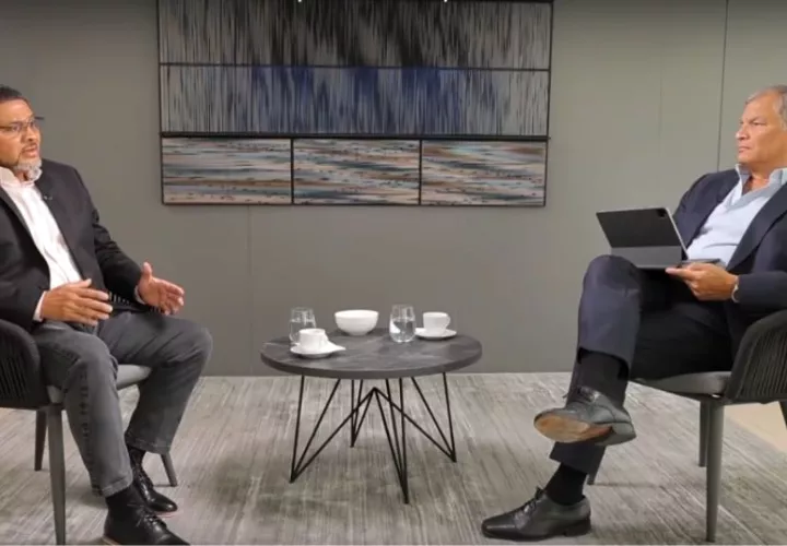 El dirigente Saúl Méndez, junto al expresidente de Ecuador, Rafael Correa.
