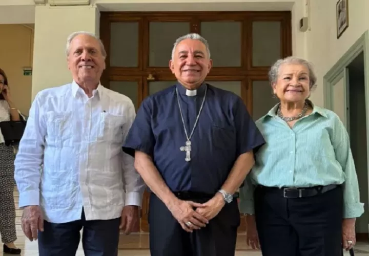 Monseñor José Domingo Ulloa Mendieta (c) junto a familiares de Hugo Spadafora. Cortesía