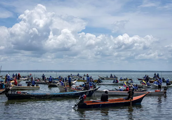 Pescadores navegan durante un recorrido en rechazo a consideradas agresiones de Estados Unidos este sábado. Foto: EFE