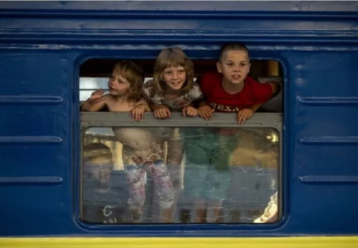 Niños viajan en un tren habilitado para evacuar a población del Donbás. Foto: EFE