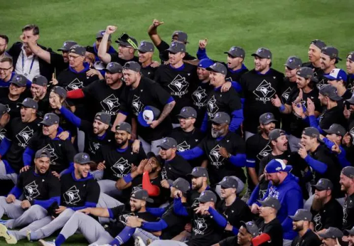 Jugadores de los Azulejos de Toronto, festejan eliminar a los Yanquis. Foto: EFE