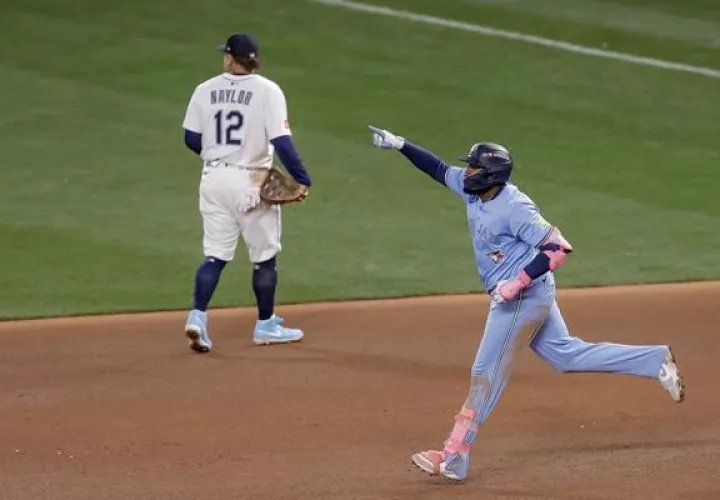 Vladimir Guerrero Jr., celebra su cuadrangular ante los lanzamientos de Josh Naylor de los Marineros. Foto: EF