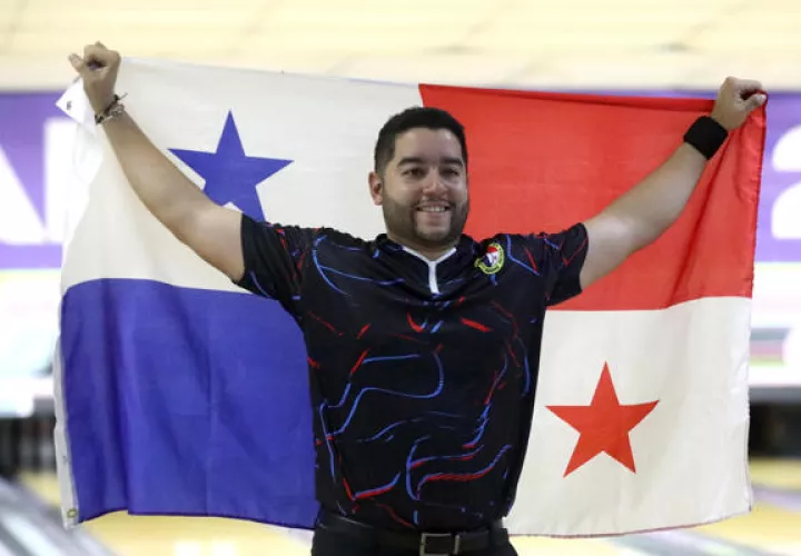 Donald Lee festeja su medalla de oro con la bandera panameña. Foto: EFE
