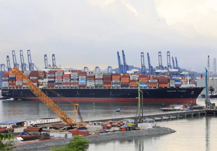 Un buque portacontenedores cruza el Canal de Panamá. Foto EFE