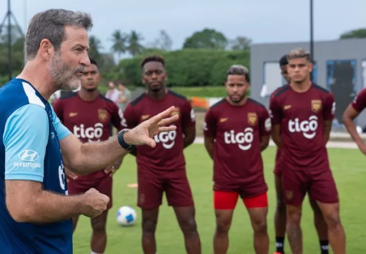 Thomas Christiansen, técnico de Panamá, conversa con los jugadores panameños. Foto: FPF