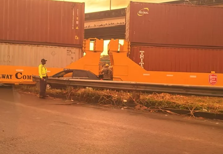Se detalló que el conductor del vehículo logró salir. Foto. Diómedes Sánchez
