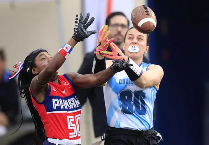 Karla Holderde Panamá (izq.) disputa el balón contra Maria Ximena Barrillas de Guatemala. Foto: EFE