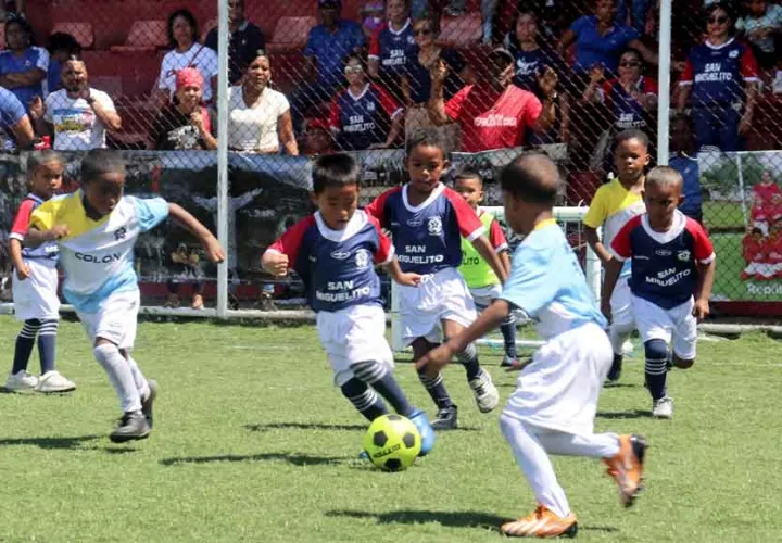 futbol-_preescolar-_colon-_campeon-_5_estrellas_2.jpg