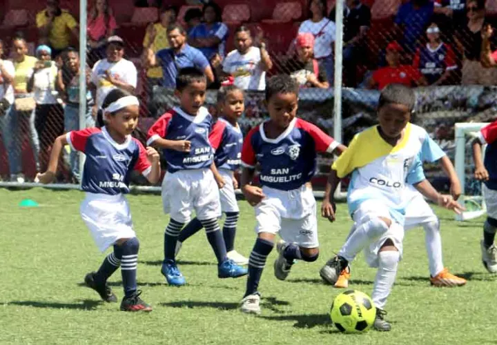 futbol-_preescolar-_colon-_campeon-_5_estrellas_3.jpg