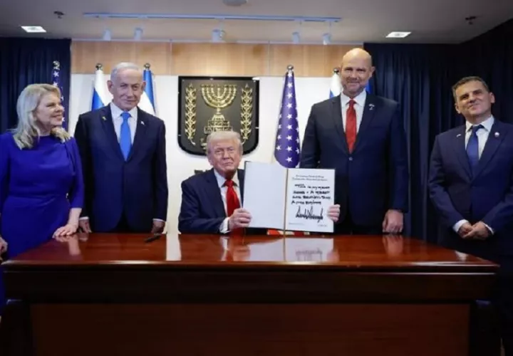 Firma de acuerdo de paz entre ambos países. Foto: EFE