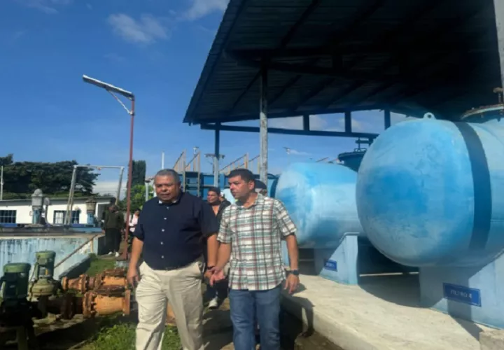 Durante  un recorrido del director del Idaan. Foto: Cortesía