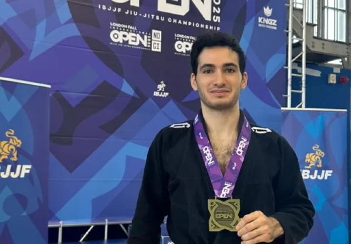 Jorge Calviño Mudarr con la medalla de bronce. Foto: Cortesía.