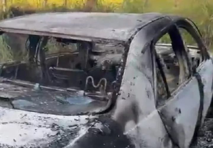 La DIJ ubicó a la propietaria del automóvil calcinado, el cual previamente fue analizado por peritos explosivistas. Foto. Eric Montenegro