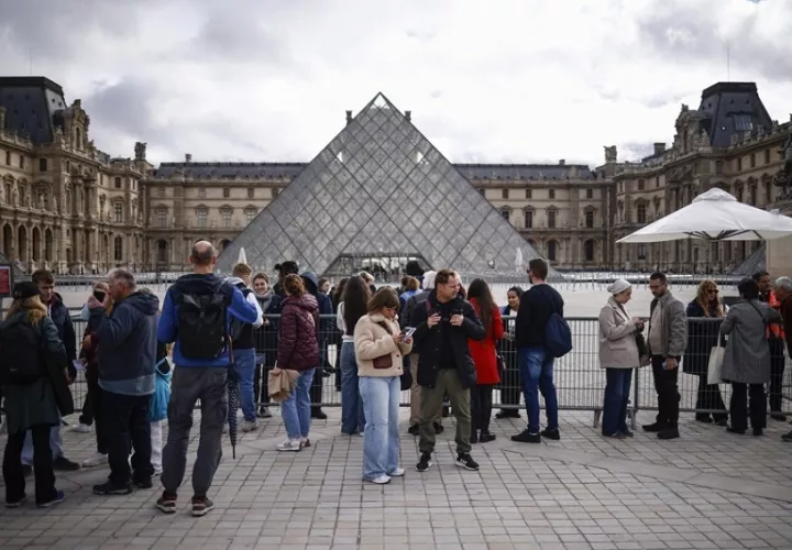 Filas de visitantes ante el Museo del Louvre este 22 de octubre. Foto EFE