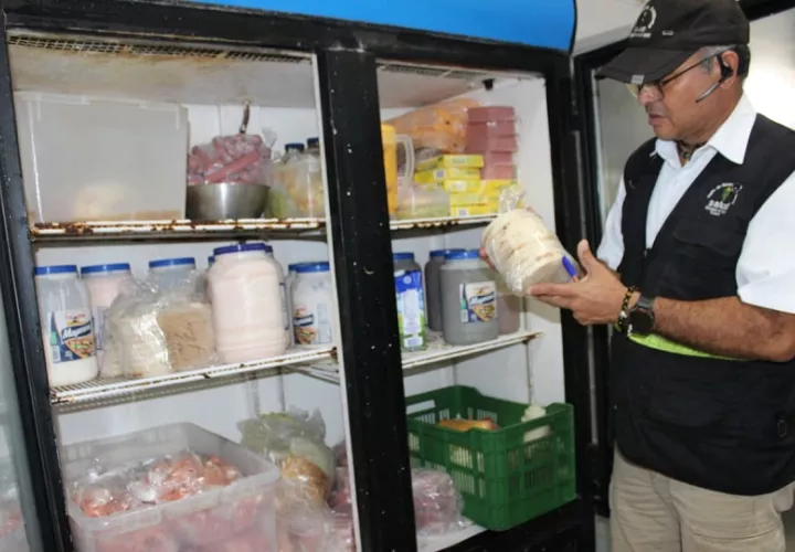 El Ministerio de Salud reitera el llamado a los propietarios de establecimientos de interés sanitario a cumplir con las disposiciones establecidas y mantener la higiene adecuada en sus locales. Foto. Eric Montenegro
