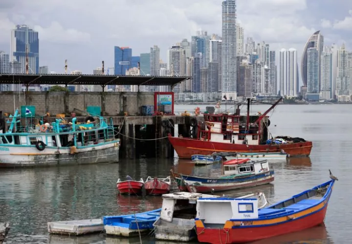 Pescadores trabajan en el muelle pesquero multipropósito en ciudad de Panamá. Foto: EFE