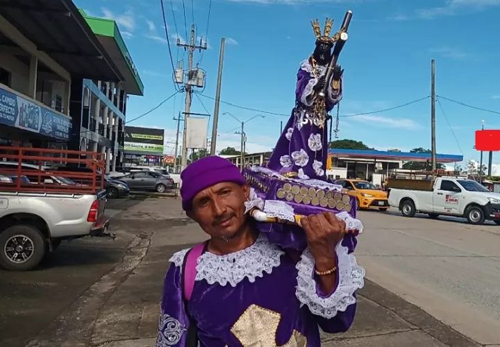 “Camino con fe porque el Cristo Nazareno salvó la vida de mis tres hijas, precisó Mario Peña. Foto. Melquíades Vásquez