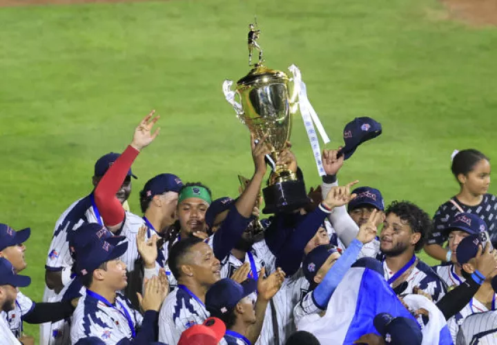 Jugadores de Panamá festejan el ganar la medalla de oro en el Panamericano (Premundial) de Béisbol U23. Foto: EFE