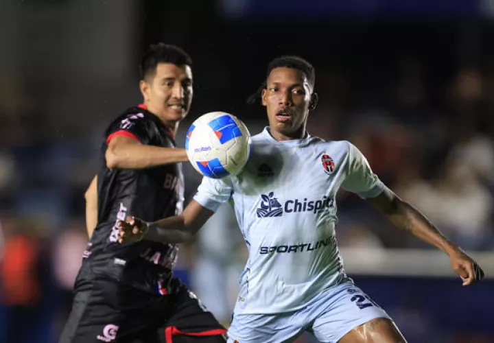 Ramsés Shadith de León del Sporting (der.) disputa el balón contra un juugador de Xelajú. Foto: EFE