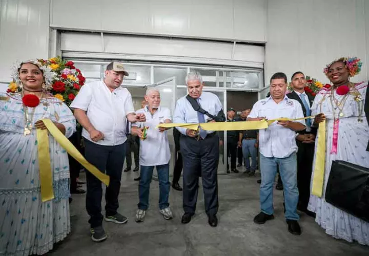 El presidente Mulino hace el corte de cinta. Foto Cortesía