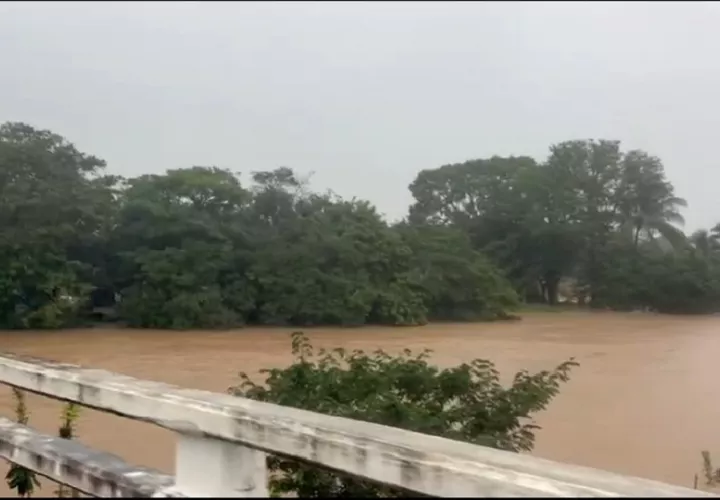 Por el momento se han reportado cuatro familias evacuadas y una vivienda inundada. Foto, Melquíades Vásquez