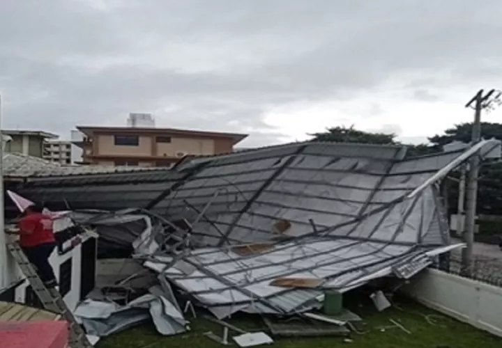 En la provincia de Colón, se reportaron desprendimientos de techos y obstrucción de vías por caída de árboles y deslizamientos. 