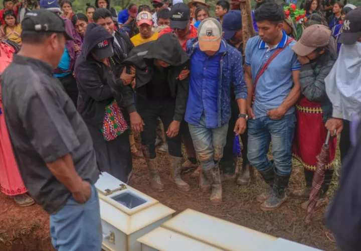 Iván Javier Ábrego Montezuma (c), de 37 años y padre de la niña fallecida Melanie Montezuma, llora en el funeral de su hija. Foto: EFE