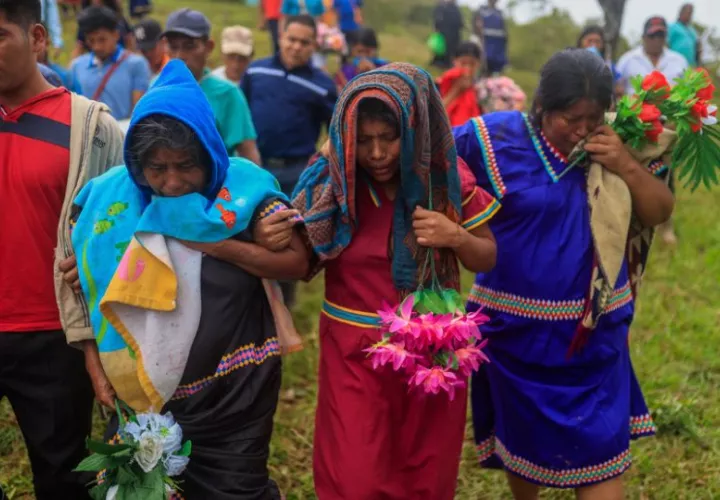 Personas lloran en un funeral en el cementerio del poblado de Cascabel, distrito de Mironó. Foto: EFE
