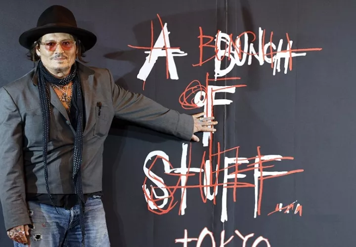 Johnny Depp ante el cartel de su exposición 'A Bunch of Stuff' en Tokyo. EFE/